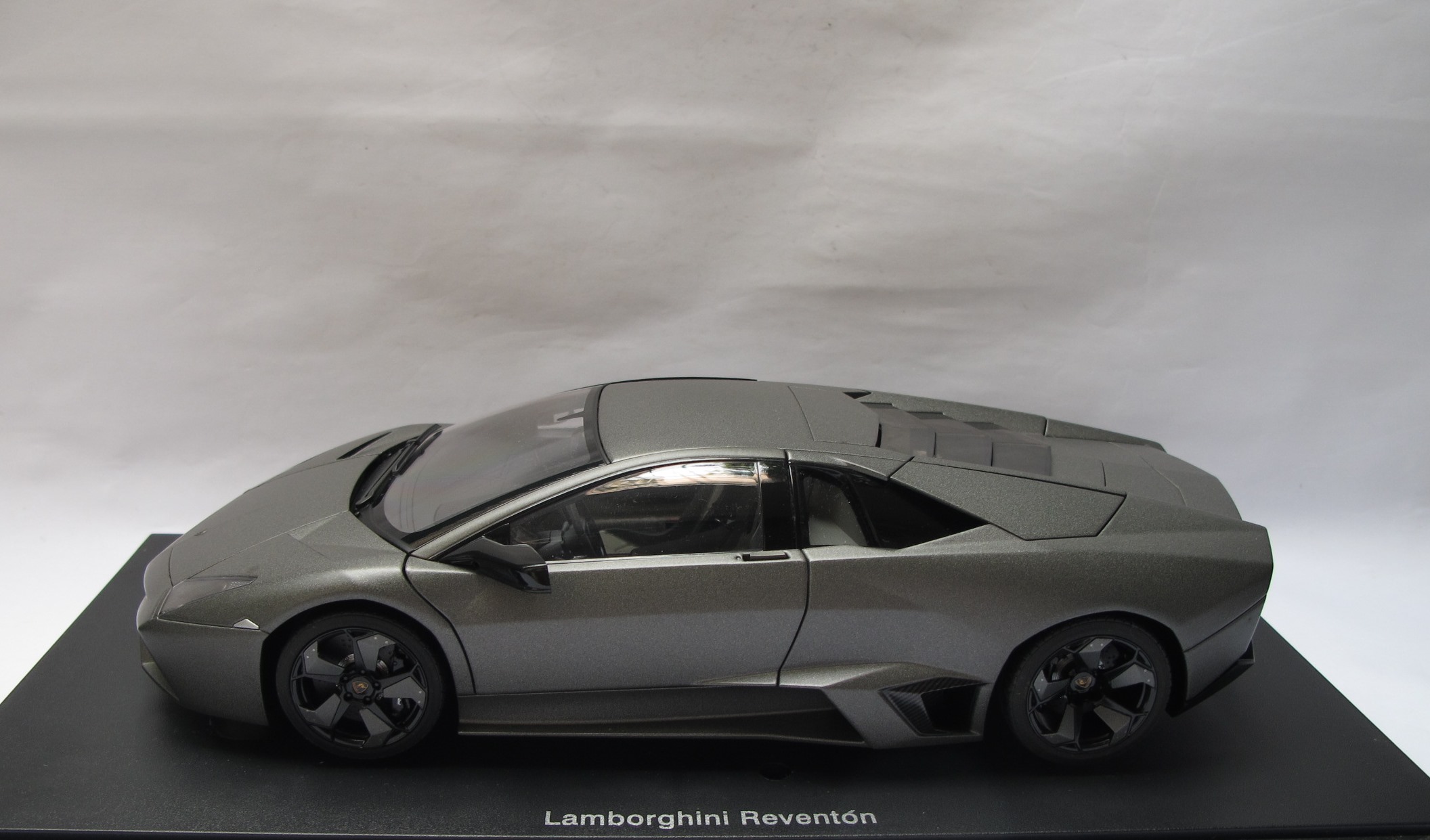 Xe mô hình LAMBORGHINI Reventon AUTOART tỉ lệ 1:18 